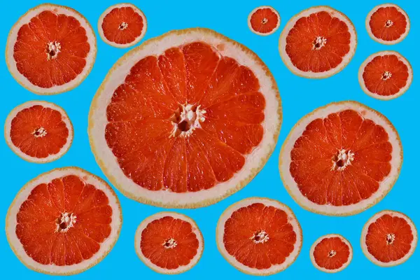 Geschnitten Rund Hell Rot Orange Hälfte Grapefruitscheiben Auf Bunten Hellblauen — Stockfoto