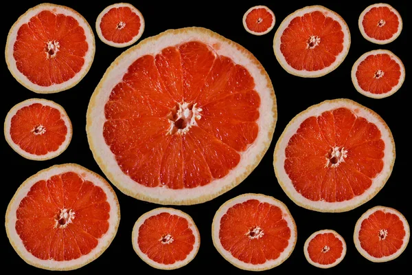 Wyciąć Jasnoczerwony Pomarańczowy Połówki Plastry Grejpfruta Koła Różnych Rozmiarów Czarnym — Zdjęcie stockowe