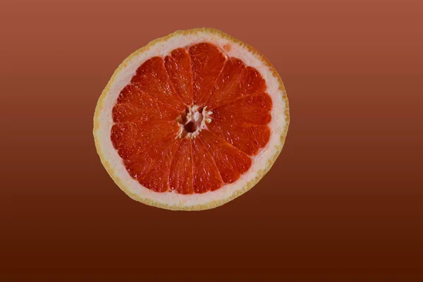 Wyciąć Pół Jasnoczerwony Pomarańczowy Pół Plasterek Grejpfruta Kolorowym Brązowym Tle — Zdjęcie stockowe