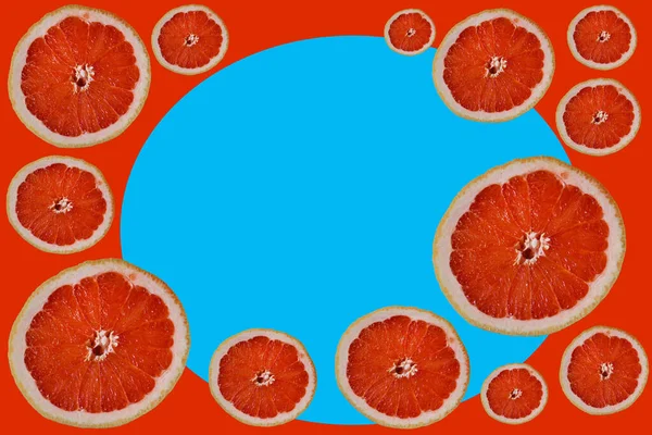 Schneiden Hellrote Orangenhälften Grapefruitscheiben Auf Dekorativem Roten Hintergrund Mit Hellblauem — Stockfoto