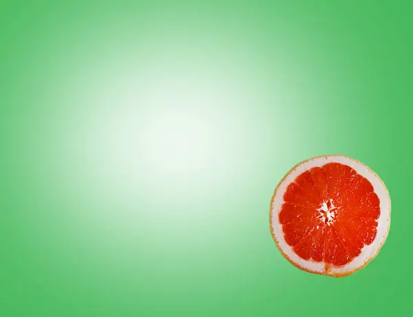 Corte Laranja Vermelho Brilhante Metade Fatia Toranja Fundo Gradiente Verde — Fotografia de Stock