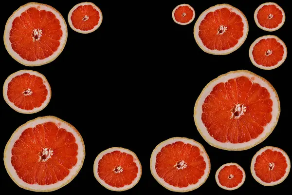 Wyciąć Jasnoczerwony Pomarańczowy Połówki Plastry Grejpfruta Koła Różnych Rozmiarów Czarnym — Zdjęcie stockowe