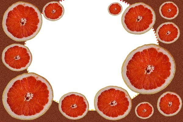 Wyciąć Jasnoczerwony Pomarańczowy Połówki Plastry Grejpfruta Dekoracyjnym Wzorze Brązowy Tło — Zdjęcie stockowe