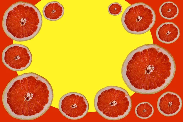 Gesneden Helderrode Helften Grapefruit Plakjes Cirkels Van Verschillende Maten Kleurrijke — Stockfoto