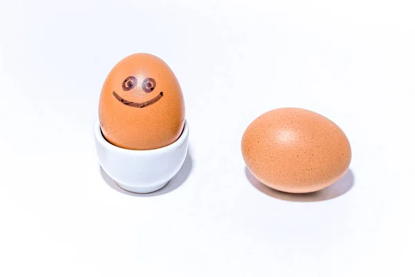 Due Uova Pollo Marroni Con Faccia Positiva Sorridente Supporto Dell — Foto Stock