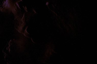 Parlak mor, koyu kırmızı menekşe ışıl ışıl parlayan toz, kum, parıltılı göz farı. Doku. Siyah arkaplan