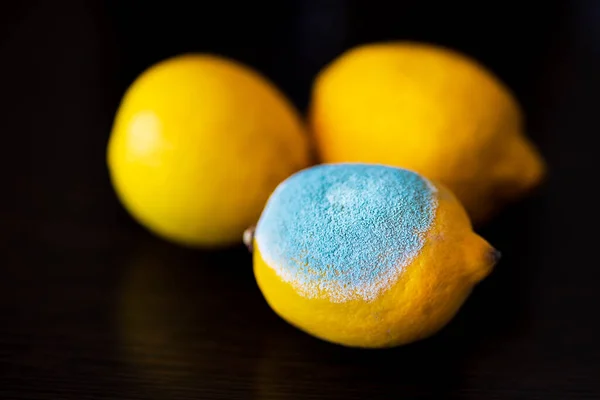 Trois Citrons Jaunes Sur Une Table Bois Foncé Citron Avec Image En Vente