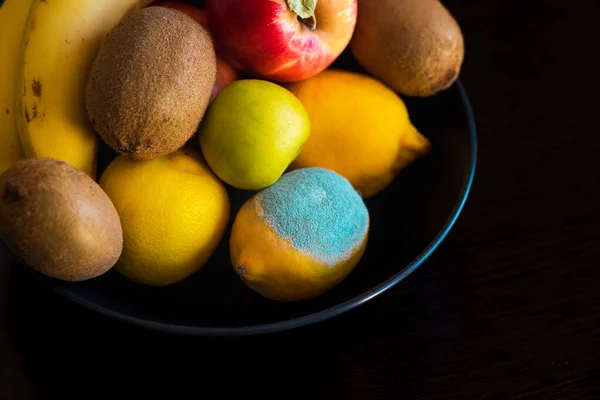 Plate Assorted Whole Multi Colored Ripe Fruits Including Moldy Lemon — Fotografia de Stock