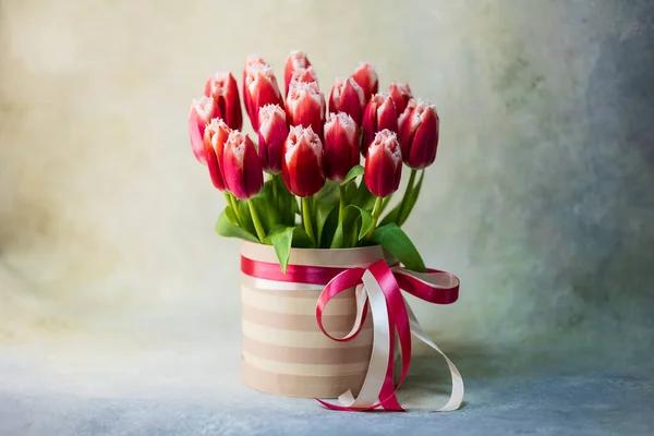 Boeket Van Rood Witte Tulpen Een Ronde Gestreepte Geschenkdoos Met — Stockfoto