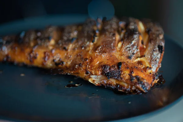 Rabo Salmão Cozido Muito Apetitoso Delicioso Prato Escuro Receitas Grelhadas — Fotografia de Stock