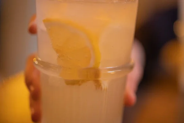 Vaso Con Limonada Cuñas Limón Cubitos Hielo Bebida Refrescante Fría —  Fotos de Stock