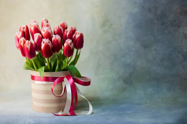 Boeket Rood Witte Tulpen Een Ronde Gestreepte Geschenkdoos Met Een — Stockfoto