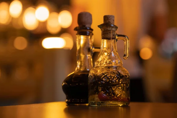Дві Кучеряві Скляні Пляшки Дерев Яними Пробками Бальзамічним Оцтом Олія — стокове фото