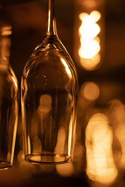 Γυάλινο Κύπελλο Για Αφρώδες Κρασί Σαμπάνια Αλκοολούχο Ποτό Κρέμεται Πάνω — Φωτογραφία Αρχείου