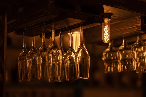 Viele Glasbecher Für Wein Champagner Martini Und Alkoholische Getränke Hängen Stockbild