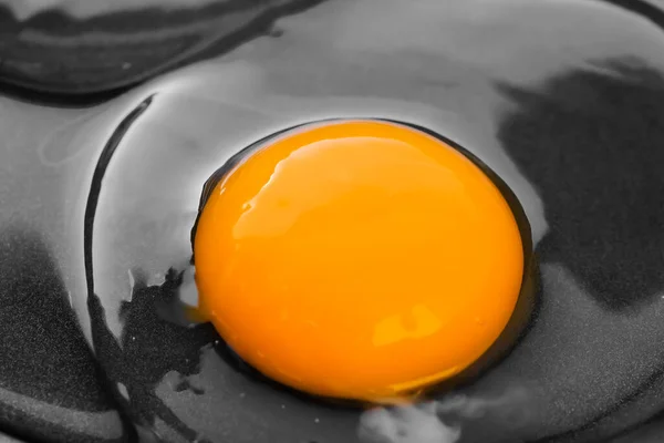 Uovo Crudo Con Tuorlo Giallo Brillante Bianco Trasparente Padella Nera — Foto Stock