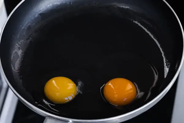 Dwa Jasne Okrągłe Żółtka Surowymi Białkami Niegotowane Małe Smażone Jajka — Zdjęcie stockowe