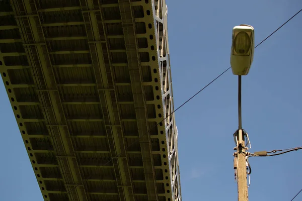 Motorvägsbron Underifrån Mot Den Blå Himlen Vägen Går Över Stadens — Stockfoto