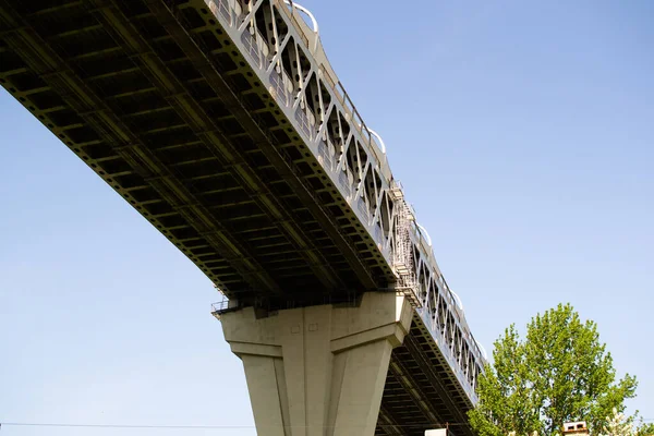 Vista Estrutura Ponte Estrada Baixo Contra Céu Azul Claro Estrada — Fotografia de Stock