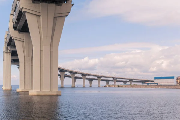 Gran Puente Carretera Acceso Controlado Redondeado Sobre Fondo Cielo Azul —  Fotos de Stock