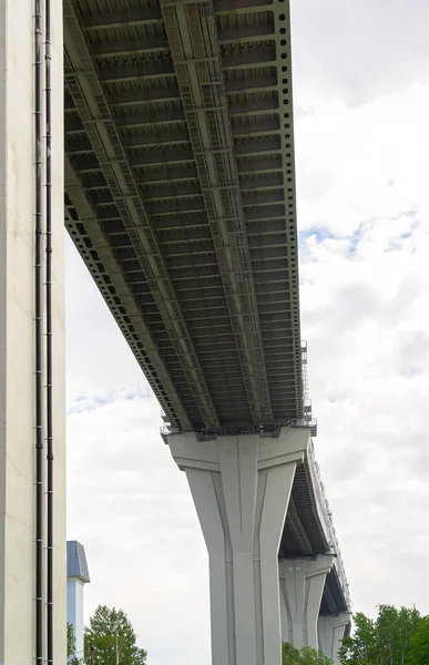 Vista Ponte Estrada Baixo Contra Céu Branco Nublado Estrada Passa — Fotografia de Stock