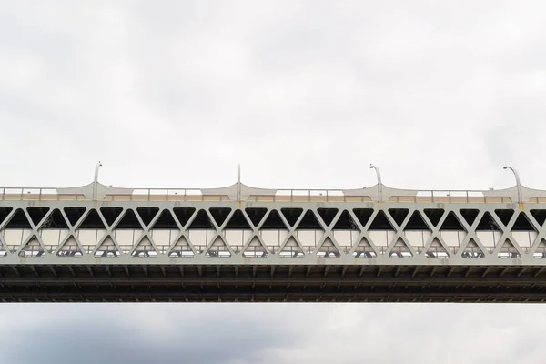 Modern Otoyolun Bir Parçası Mavi Gökyüzüne Karşı Havada Bir Köprü Telifsiz Stok Fotoğraflar