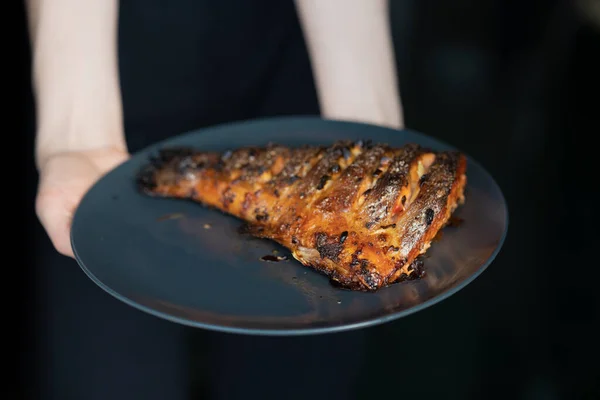 Sehr Appetitlich Und Köstlich Gekochter Lachsschwanz Auf Einem Dunklen Teller — Stockfoto