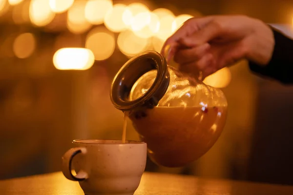 Buckthorn çayı bardağa dökülür.