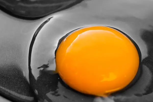 Jedno Jasne Okrągłe Żółtko Surowych Białkach Niegotowane Małe Smażone Jajka — Zdjęcie stockowe