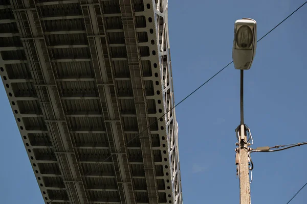 Blick Auf Das Bauwerk Der Autobahnbrücke Von Unten Gegen Den — Stockfoto