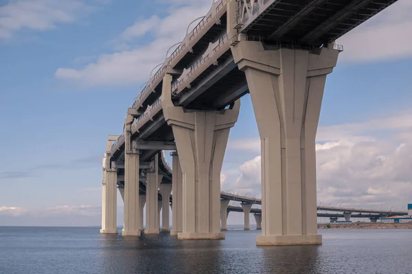 Große Brückenstützen Gerundete Autobahn Kontrollierte Autobahnbrücke Vor Blauem Himmel Mit — Stockfoto