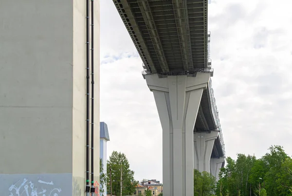 Vista Estrutura Grande Ponte Rodoviária Baixo Contra Céu Com Nuvens — Fotografia de Stock