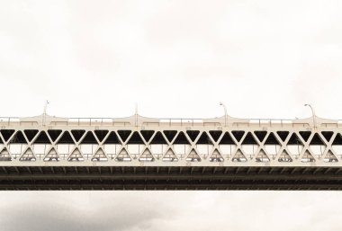 Mavi gökyüzüne karşı havadaki karayolu köprüsünün bir parçası. Saint Petersburg, Avrupa kıyısında denizi geçen yol.