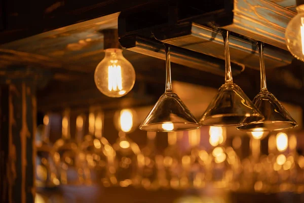 Copos Martini Pendurar Cabeça Para Baixo Bar Luz Quente Restaurante — Fotografia de Stock