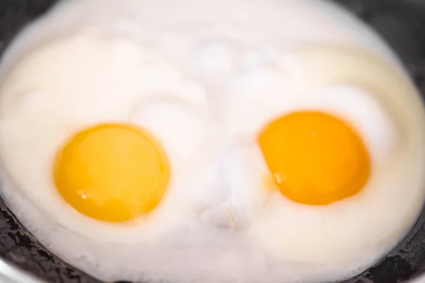 Gotowane Miękkie Smażone Jajka Dwoma Jaskrawymi Okrągłymi Żółtkami Białkach Bąbelkami — Zdjęcie stockowe