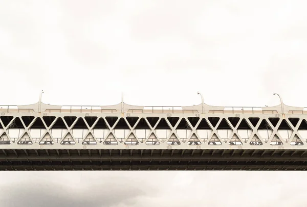 Een Deel Van Snelweg Brug Lucht Tegen Blauwe Lucht Weg — Stockfoto