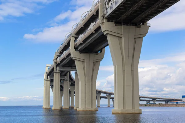 Uitzicht Grote Afgeronde Snelweg Brug Tegen Een Achtergrond Van Blauwe — Stockfoto