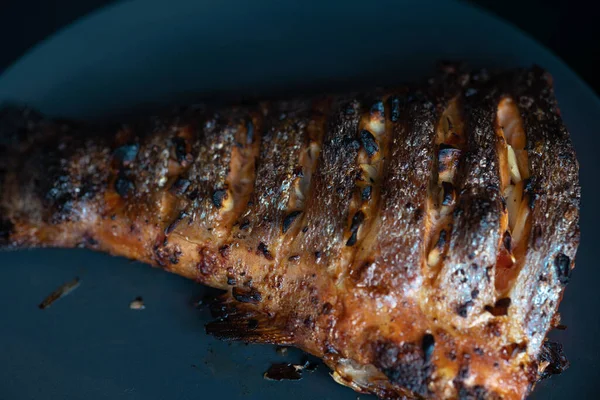 Rabo Salmão Cozido Muito Apetitoso Delicioso Prato Escuro Receitas Grelhadas — Fotografia de Stock