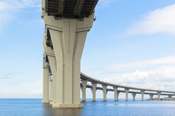 Άποψη Του Μεγάλου Στρογγυλεμένου Αυτοκινητόδρομου Ελεγχόμενη Γέφυρα Αυτοκινητόδρομου Φόντο Γαλάζιο — Φωτογραφία Αρχείου