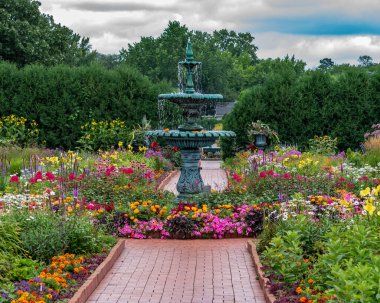 St. Clemens Gardens 'taki çeşme ve çiçekler. Bulut, Minnesota