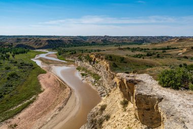 Theodore Roosevelt Ulusal Parkı 'ndaki Küçük Missouri Nehri' nin Rüzgâr Kanyonu 'nda eğil.