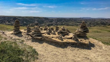 Kuzey Dakota 'daki Theodore Roosevelt Ulusal Parkı' ndaki Cairn Over Valley.