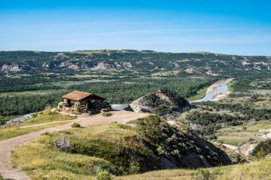 Theodore Roosevelt Ulusal Parkı 'ndaki Küçük Missouri Nehri üzerindeki Riverbend Barınağı