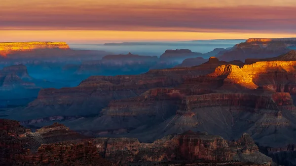 Savu Metsäpalosta Leijuu Grand Canyonin Yllä — kuvapankkivalokuva