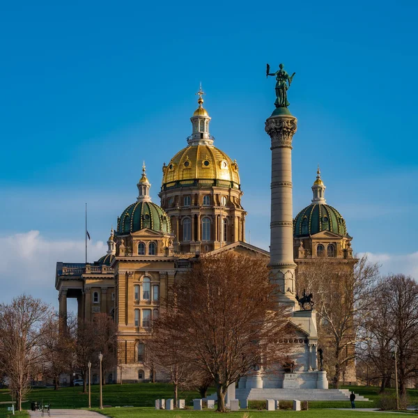 Kapitol Des Staates Iowa Und Soldaten Und Matrosendenkmal Des Moines — Stockfoto