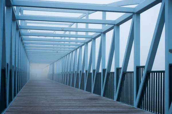 Most dla pieszych we mgle — Zdjęcie stockowe