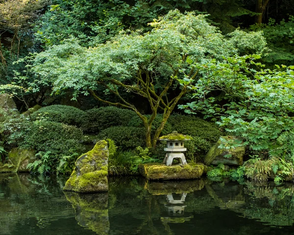 ポートランド日本庭園のランタン — ストック写真