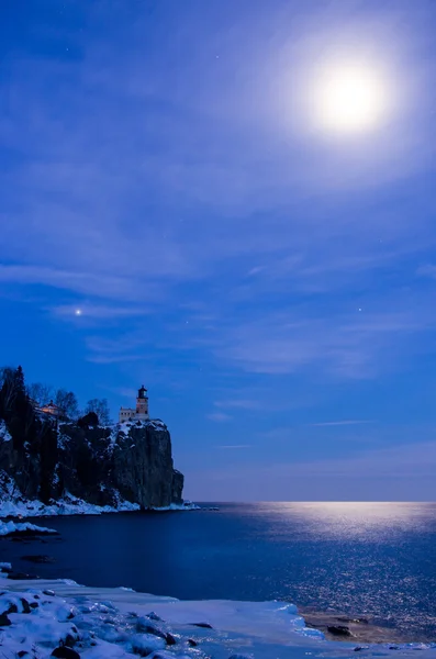 Split Rock deniz feneri ayın altında — Stok fotoğraf