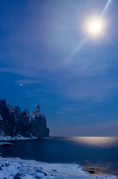 Split Rock deniz feneri ayın altında — Stok fotoğraf