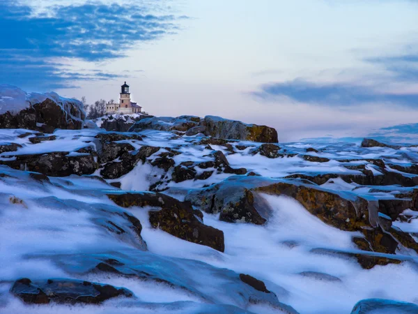 Split Rock deniz feneri ayın altında